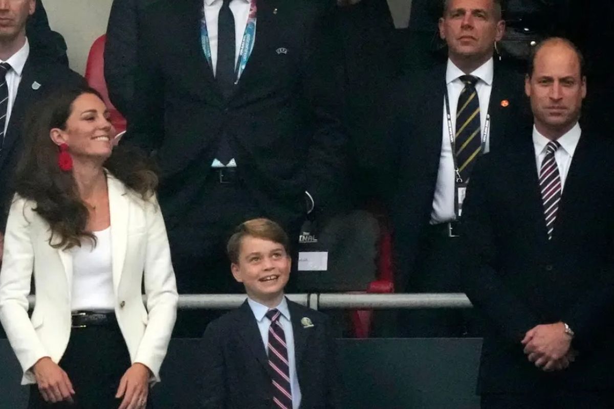 Kate Middleton, Pangeran George, Pangeran William (paling kiri ke kanan) saat menyaksikan final Euro 2020 antara Italia vs Inggris di Stadion Wembley, London, Inggris, Minggu (11/7/2021) waktu setempat.