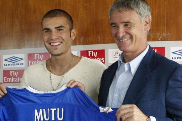 Adrian Mutu diperkenalkan sebagai pemain baru Chelsea di London, 22 Agustus 2003.