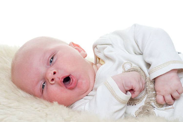 Ilustrasi gejala dan cara mengatasi panas dalam pada bayi.