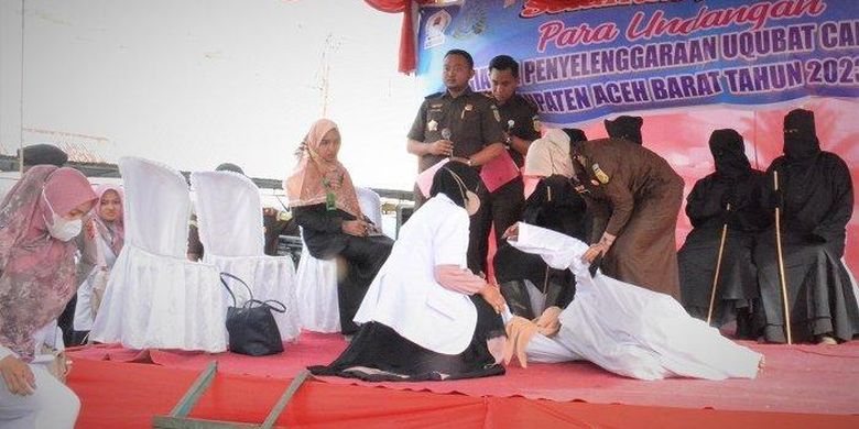 
Terdakwa roboh dan pingsan usai menerima hukuman cambuk dalam kasus jarimah zina, Selasa (24/1/2023), yang berlangsung di halaman Lapas Kelas IIB Meulaboh, Kabupaten Aceh Barat. 

