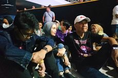 Ganjar Nikmati Konser Deep Purple Bareng Istri dan Anak, Duduk Bersila Menunggu 