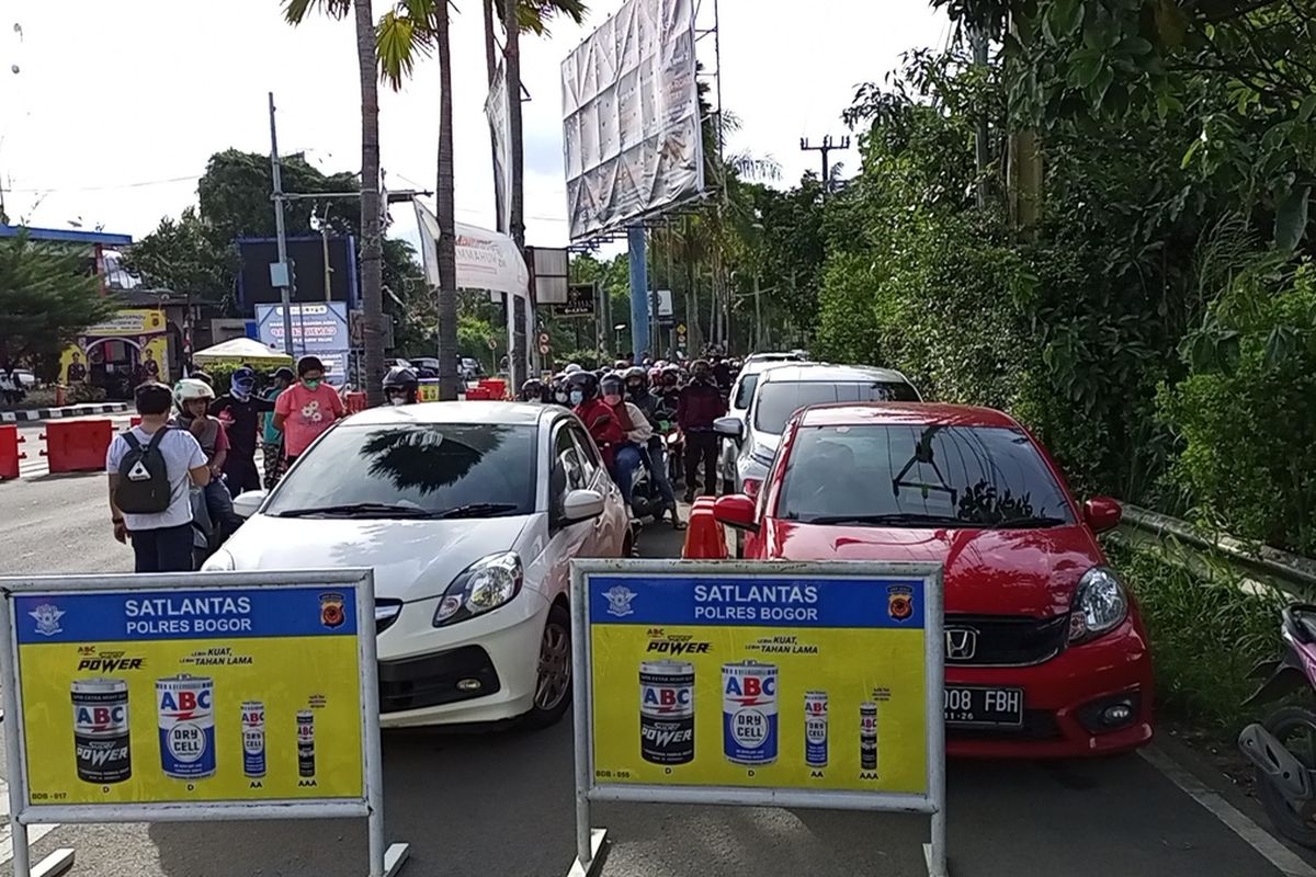 Petugas kepolisian menerapkan pola rekayasa lalu lintas sistem one way atau satu arah ke bawah Jakarta di Simpang Gadog, Ciawi, Kabupaten Bogor, Jawa Barat, Sabtu (1/1/2022).