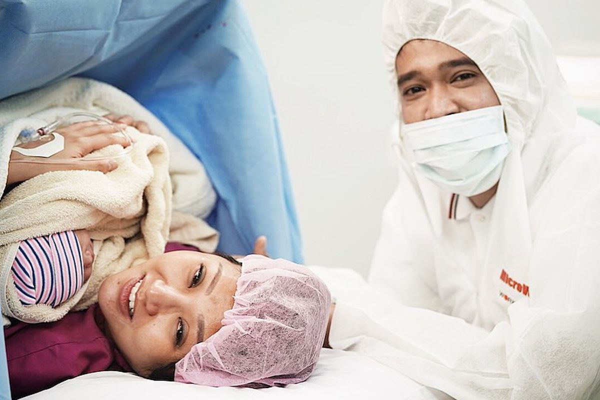 Pasangan Ruben Onsu (kanan) dan Sarwendah Tan menyambut kelahiran putri kedua, Thania Putri Onsu, di Rumah Sakit Thomson Medical, Singapura, Rabu (5/6/2019).