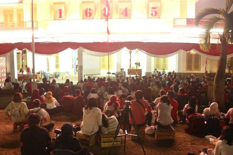 Para peserta Night At The Museum berkumpul memenuhi pelataran halaman depan Museum Perumusan Naskah Proklamasi, Jakarta, Rabu (16/8/2017) malam. Mereka menginap dan berwisata di Museum Perumusan Naskah Proklamasi hingga Hari Kemerdekaan Republik Indonesia.