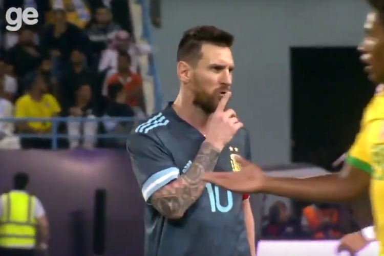 Gestur Lionel Messi yang mengisyaratkan Tite untuk diam pada laga persahabatan kontra Brasil di Stadion King Saud University, Arab Saudi, Jumat (15/11/2019)