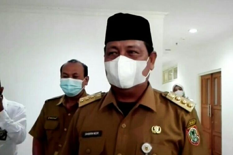 Gubernur Kalsel, Sahbirin Noor menentukan keterangan kepada wartawan soal rencana vaksinasi di Kalsel, Rabu (6/1/2021). 