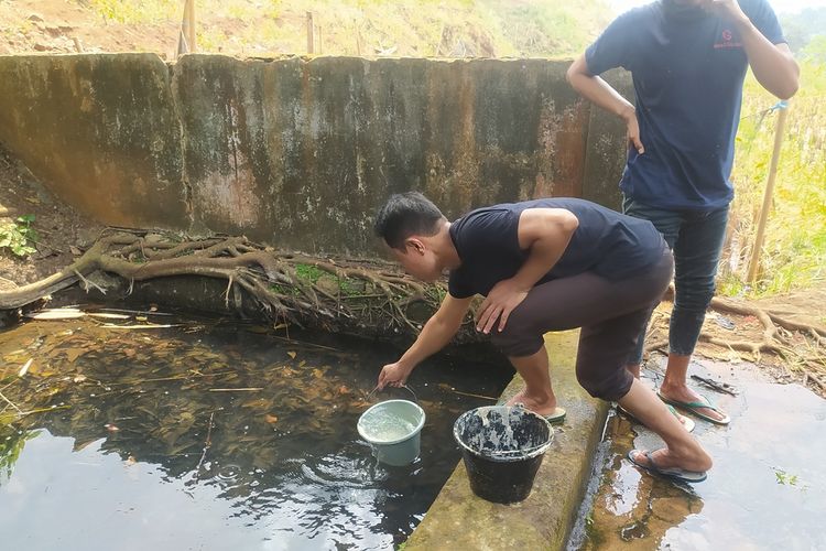 Saat warga Dukuh Kongkong, Wonoplumbon, Mijen, Kota Semarang, Jawa Tengah mencari air di belik