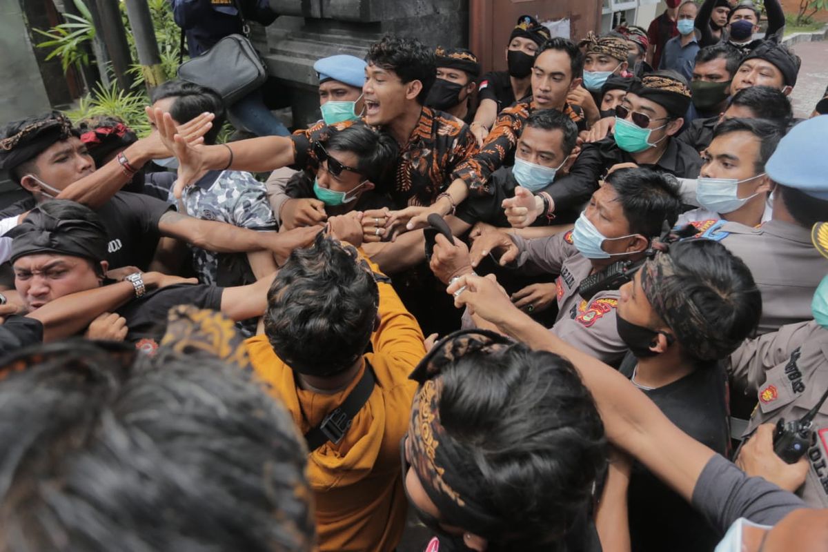 Kericuhan dalam demo di depan Kantor DPD RI Perwakilan Bali, di Jalan Cok Agung Tresna, Renon Denpasar, Rabu (28/10/2020) siang.