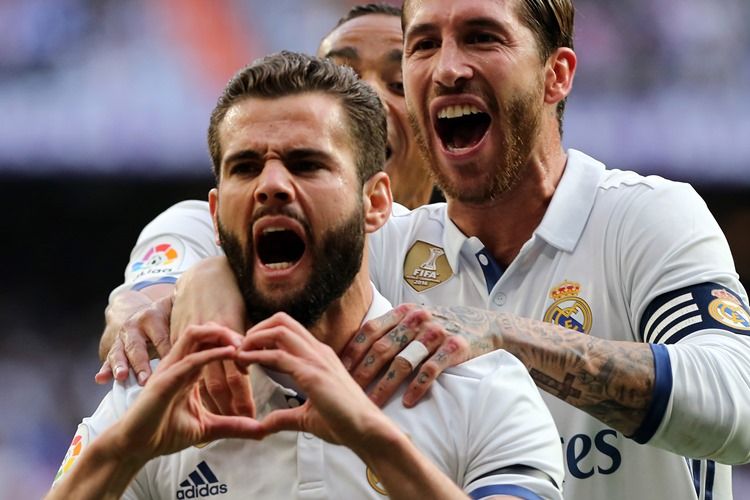 Bek Real Madrid, Nacho Fernandez (kiri), merayakan golnya seusai membobol Sevilla pada 14 Mei 2017.  
