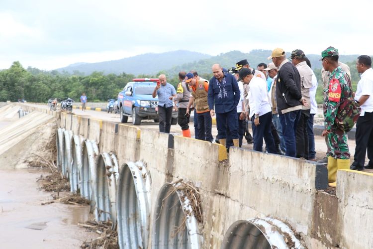 Gubernur Nusa Tenggara Timur (NTT) Viktor Bungtilu Laiskodat, meninjau lokasi bencana banjir di Kabupaten Kupang, Rabu (4/1/2023)