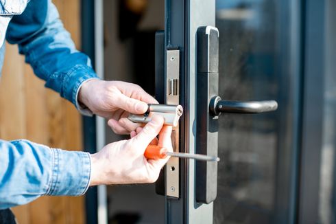 Cara Memasang Sistem Keamanan pada Pintu Rumah