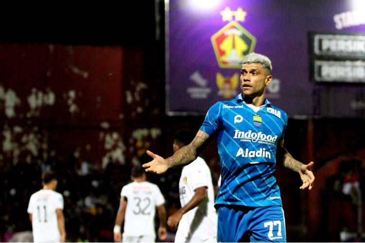 Pemain Persib Bandung Ciro Alves saat pertandingan pekan ke-5 Liga 1 2023-2024 melawan Persik Kediri yang berakhir dengan skor 1-2 di Stadion Brawijaya Kediri, Jumat (28/7/2023) malam.