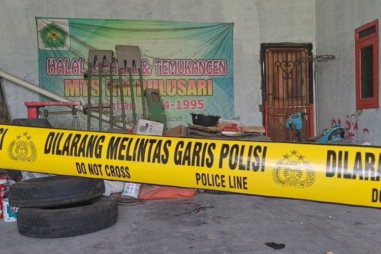 RUMAH KORBAN - Suasana rumah korban yang berada di Desa Bulusari, Kecamatan Sayung, Kabupaten Demak dikeliling garis polisi. 
