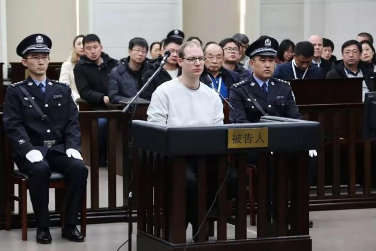 warga negara Kanada Robert Lloyd Schellenberg (tengah) mengikuti persidangan ulang atas tuduhan perdagangan narkoba di pengadilan Dalian di provinsi Liaoning, China, Senin (14/1/2019). (AFP/Pengadilan Dalian)
