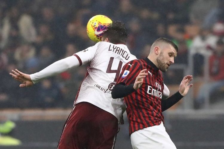 Pemain AC Milan, Ante Rebic, berebut bola dengan pemain Torino, Vojnovic Lyanco, pada pertandingan Serie A Italia, 18 Februari 2020. Laga AC Milan vs Torino berakhir dengan skor 1-0.