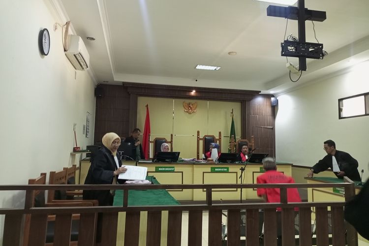 Suhendra (32), kasus perdagangan bayi saat menjalani sidang vonis di Pengadilan Negeri Cibinong, Selasa (16/5/2023).