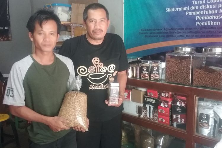 Eko pembuat kopi Wine Liberika Kendal dan pengurus petani Kopi gunung Prau, Widodo. KOMPAS.Com/SLAMET PRIYATIN