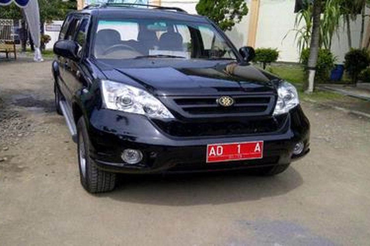 Inilah mobil Esemka Rajawali yang digunakan Wakil Walikota Solo, Hadi Rudyatmo dan anggota DPR RI, Roy Suryo, melakukan perjalanan Solo-Jakarta, Jumat (24/2/2012). Dalam perjalanan itu, Rudi dengan Esemka-nya sempat mampir Mobil sedang mampir di SMKN 2 Kendal, Jawa Tengah.   