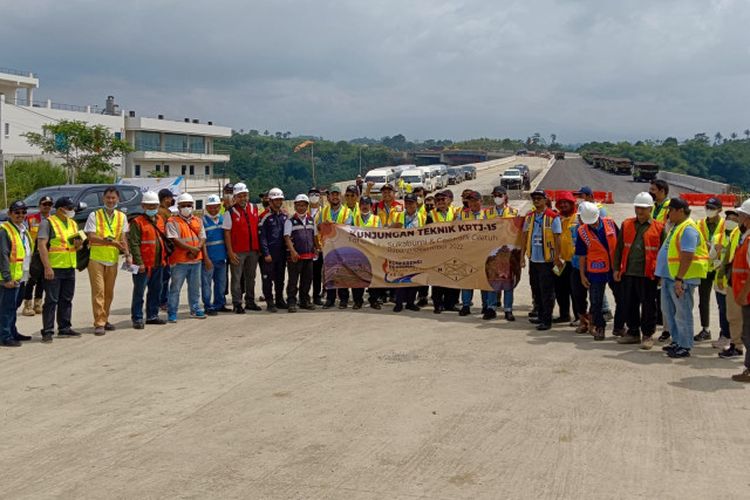Site visit oleh 45 peserta Konferensi Regional Teknik Jalan ke-15 ke ruas Tol Cigombong-Cibadak, Rabu (21/12/2022).