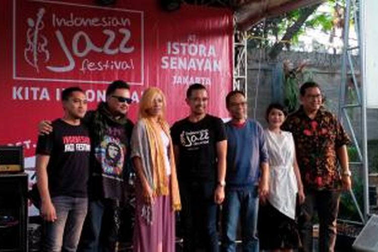 Sejumlah artis seperti gitaris Aria Baron, vokalis jazz Syaharani, dan vokalis Radhini diabadikan saat jumpa pers Indonesia Jazz Festival di Rolling Stone Cafe, Ampera Raya, Jakarta Selatan, Jumat (24/8/2015).