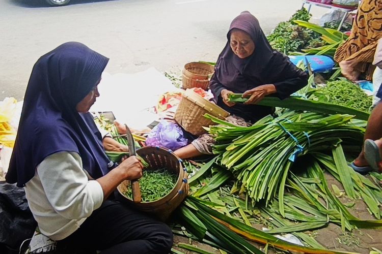 Cerita Para Penjual Daun Pandan dan Bunga Tabur Makam, Rela Tidur di Trotoar Demi Momen Lebaran