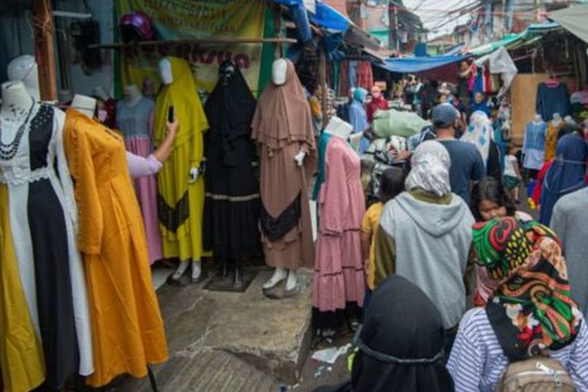 Meski kawasan niaga Pasar Tanah Abang telah tutup selama masa Pembatasan Sosial Berskala Besar (PSBB), namun sebagian pedagang tetap menggelar lapaknya di sejumlah titik seperti di atas trotoar dan di gang perkampungan setempat. 