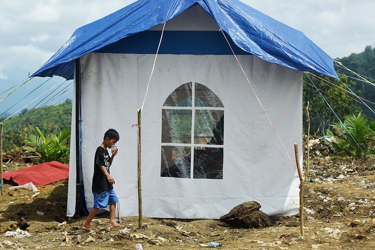 Seorang anak melitas di dekat tenda pengungsian di Desa Meli Masamba, Kabupaten Luwu Utara, Sulawesi Selatan, Selasa (21/7/2020). Jumlah pengungsi korban banjir bandang Masamba hingga saat ini mencapai 14.483 jiwa.