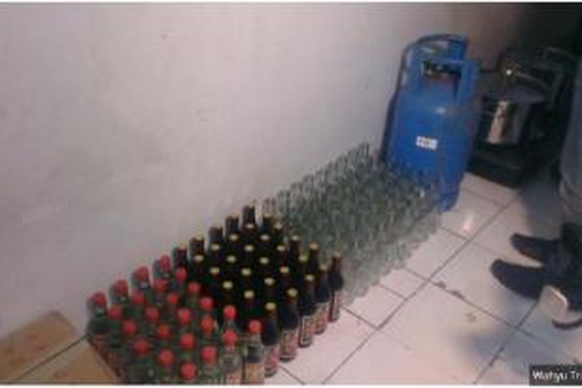 Botol-botol ini dipakai untuk menyelundupkan bahan baku sabu cair dari Hongkong ke Indonesia. Gambar diambil pada Rabu (23/10/2014)