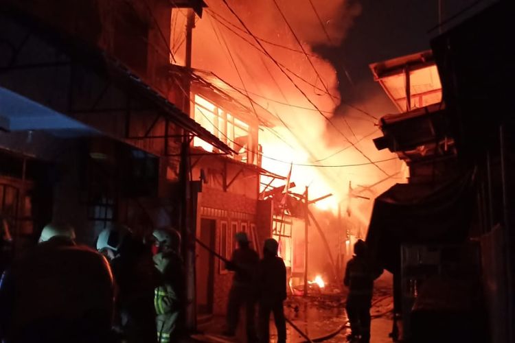 Kebakaran Membakar 40 Rumah di Tamansari Jakarta Barat, Sabtu (18/4/2020) 