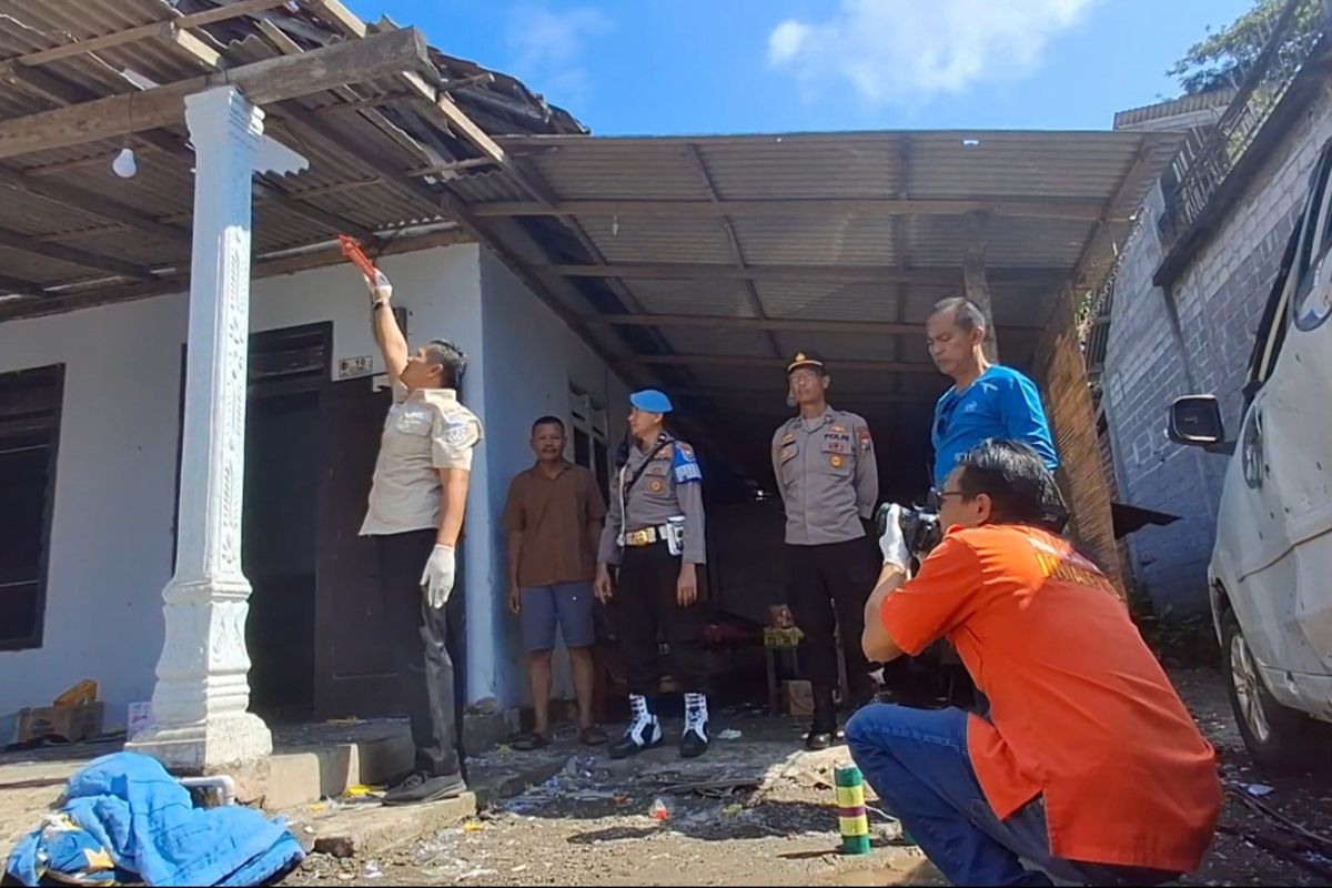 Polisi lakukan olah tempat kejadian perkara di lokasi petasan balon udara yang jatuh di rumah warga, di Kecamatan Bandung Tulungagung, Rabu (02/04/2025).