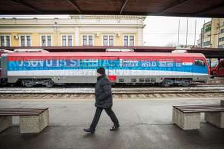 Kereta api yang dihias warna bendera nasional Serbia ini sedang berada di stasiun Belgrade sebelu diberangkatkan menuju Kosovo.