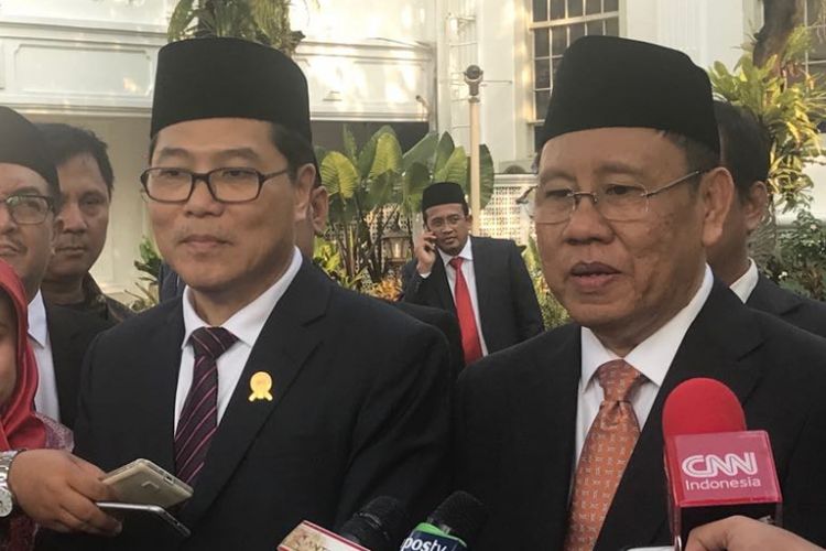 Anggota KPPU Chandra Setiawan dan Kurnia Toha memberikan keterangan pers usai pelantikan 9 Anggota KPPU di Istana Negara, Rabu (2/5/2018).