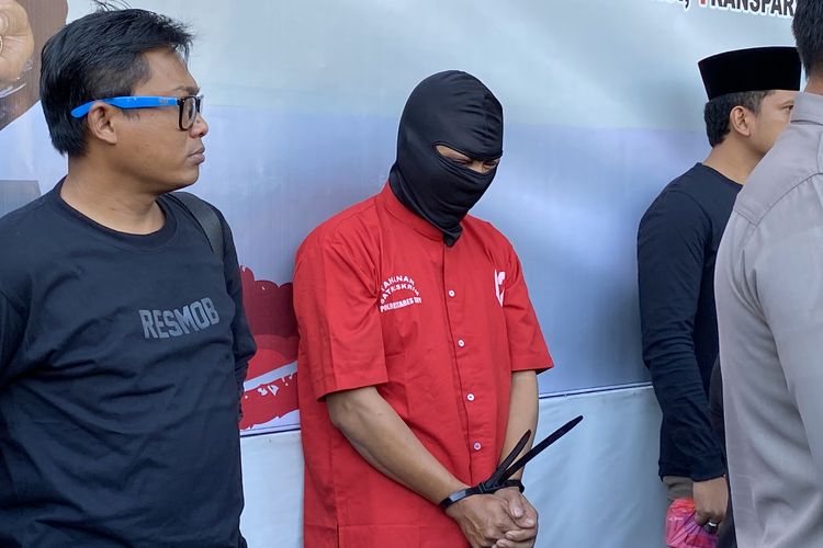 Pelaku pembunuhan mahasisiwi Ubaya, Rochmat Bagus Apriyatma (41)