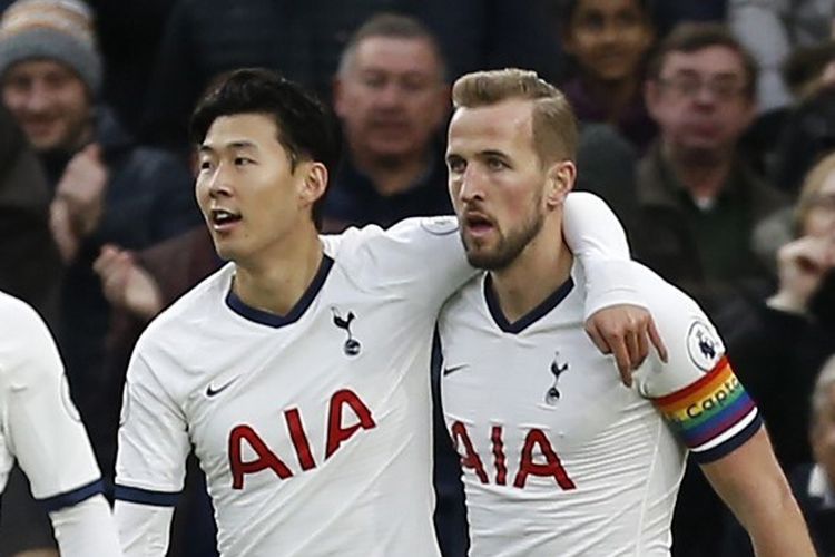 Harry Kane, Son Heung-Min dan Lucas Moura, merayakan setelah mencetak gol pembuka pertandingan sepak bola Liga Premier Inggris antara Tottenham Hotspur dan Burnley di Tottenham Hotspur Stadium di London, pada 7 Desember 2019.