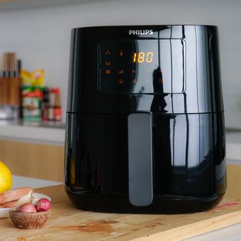 Tampilan Philips Air Fryer. Air fryer merupakan alat yang memasak makanan dengan menggunakan udara panas. Diklaim bisa menyajikan makanan lebih sehat karena proses memasaknya tidak perlu menggunakan minyak.