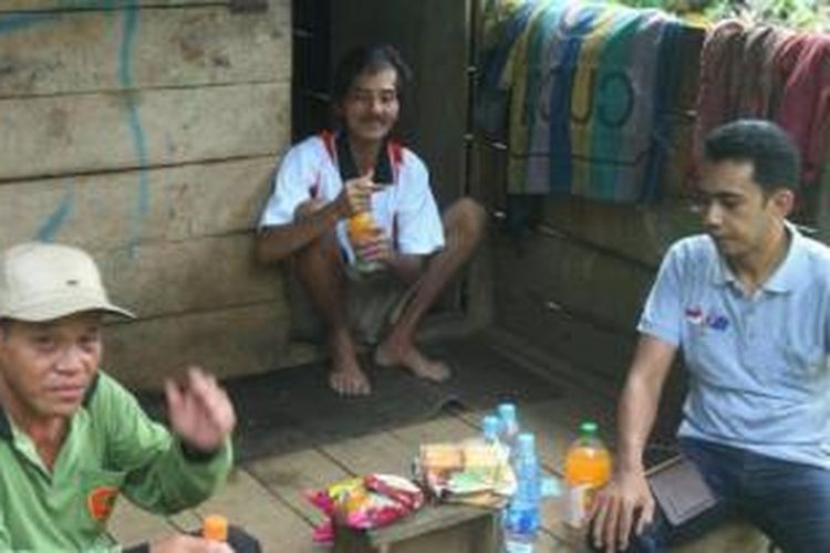 Ketua Divisi Sosialisasi KPU Singkawang, Erwin Irawan (kanan) berfoto bersama Pocong (tengah) dan pengurus RT setempat di kediaman Pocong, Pangkalan Batu, Rabu (30/10/2013). 