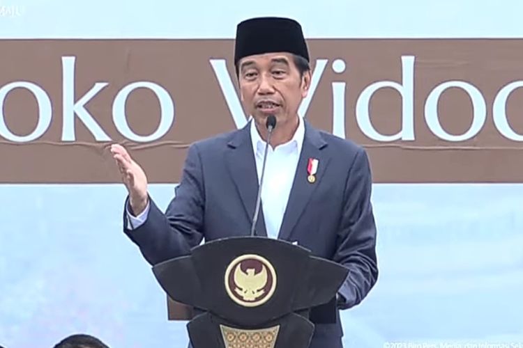 Presiden Joko Widodo saat memberikan sambutan pada acara Istigasah dan Doa Bersama Rabithah Melayu-Banjar di Kabupaten Tabalong, Kalimantan Selatan, Jumat (17/3/2023).
