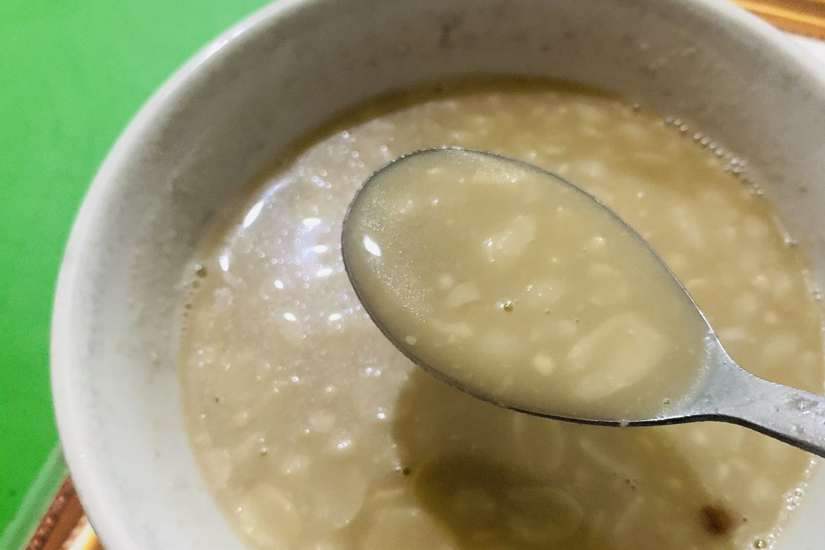 Kacang kuah salah satu menu pilihan kuliner legendaris Ronde Titoni, yang terbuat dari kacang yang dimasak empuk dengan kuah kuah jahe.