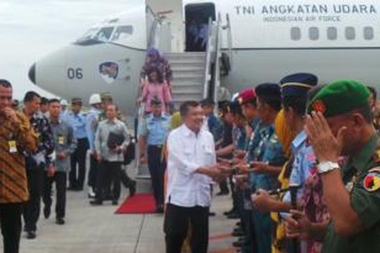 Wakil Presiden Jusuf Kalla tiba di Bandara Juanda, Surabaya, sebelum mengunjungi Crisis Center pesawat AirAsia yang hilang kontak, Senin (29/12/2014).