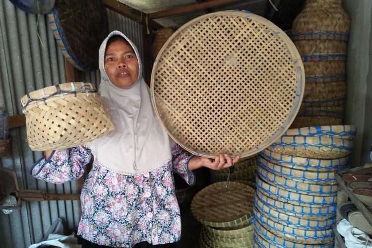 Kisah Kampung Anyaman  Bambu  yang Mampu Bertahan hingga 