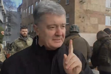Mantan Presiden Ukraina Turun ke Jalan dengan AK-47, Siap Bertempur Bersama Warga Sipil