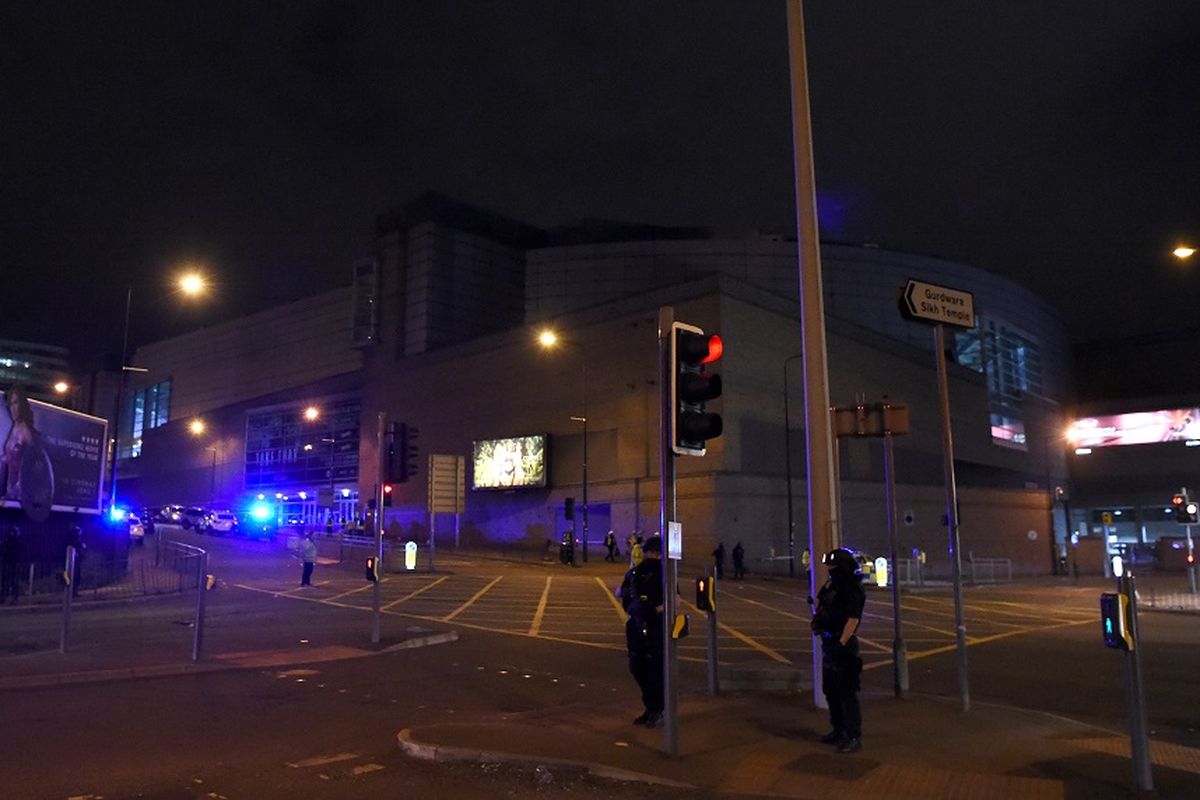 Polisi berjaga lokasi ledakan di Manchester Arena, tempat Ariana Grande menggelar konser, Selasa (23/5/2017) dini hari.