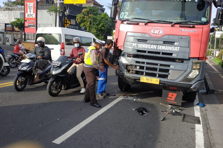 Aparat kepolisian saat mendatangi lokasi kejadian kecelakaan maut yang melibatkan truk tangki Pertamina dan sepeda motor di Jalan Gatot Subroto, Kota Denpasar, Bali, pada Kamis (25/1/2024). /Dok. Humas Polresta Denpasar 