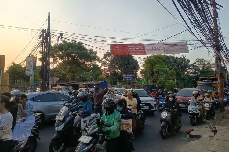 Macet di Pertigaan Bukit Cirendeu Pondok Cabe Tangsel, Makanan Sehari-hari Pengendara