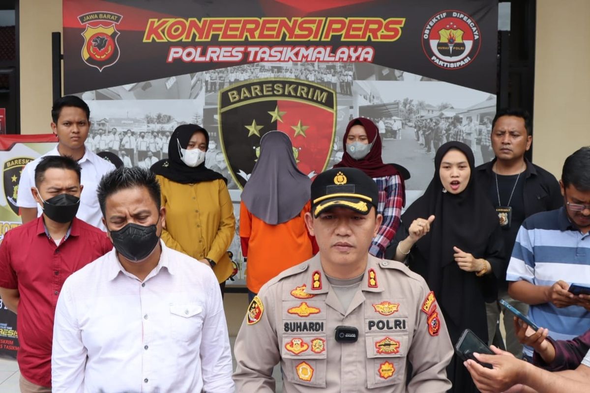Kepala Polres Tasikmalaya AKBP Suhardi Hery Haryanto dan Kepala Satreskrim Polres Tasikmalaya AKP Ari Rinaldo, menunjukkan tersangka pengelola kasus investasi bodong via pinjol dengan kerugian sampai Rp 12,3 miliar dengan ratusan korban di kantornya, Kamis (1/12/2022).