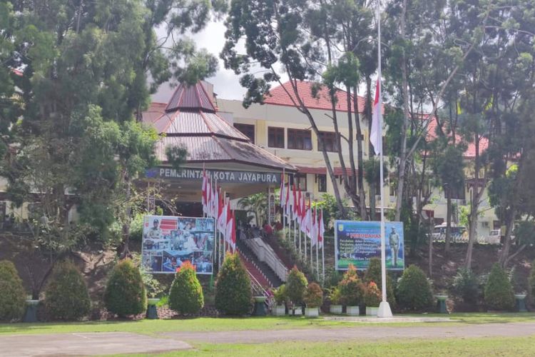 Pengibaran Bendera setengah tiang di Lapangan Apel Kantor Wali Kota Jayapura sebagai tanda duka atas meninggalnya Wakil Gubernur Papua Klemen Tinal, Sabtu (22/5/2021).