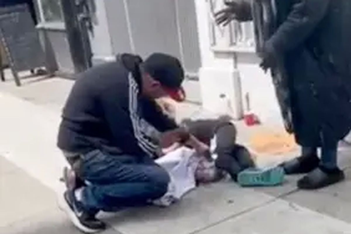 Tangkapan layar video seorang wanita melahirkan di trotoar San Francisco, Amerika Serikat, 