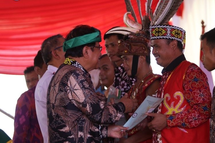 Menteri ATR/BPN Sofyan Djalil menyerahkan sertifikat tanah kepada masyarakat di Kalimantan Barat