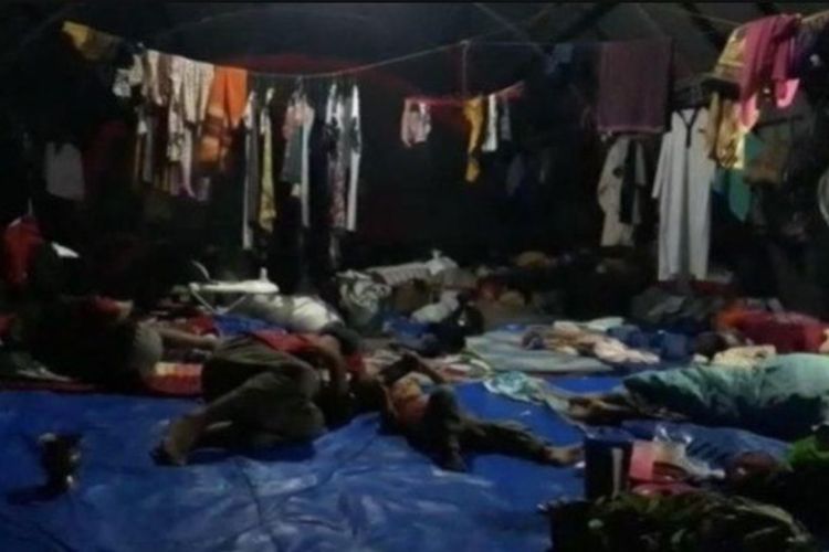 Suasana malam tahun baru di tenda pengungsi di Kampung Gunung Lanjung 2 Desa Cijedil, Kecamatan Cugenang, Kabupaten Cianjur, Jawa Barat.