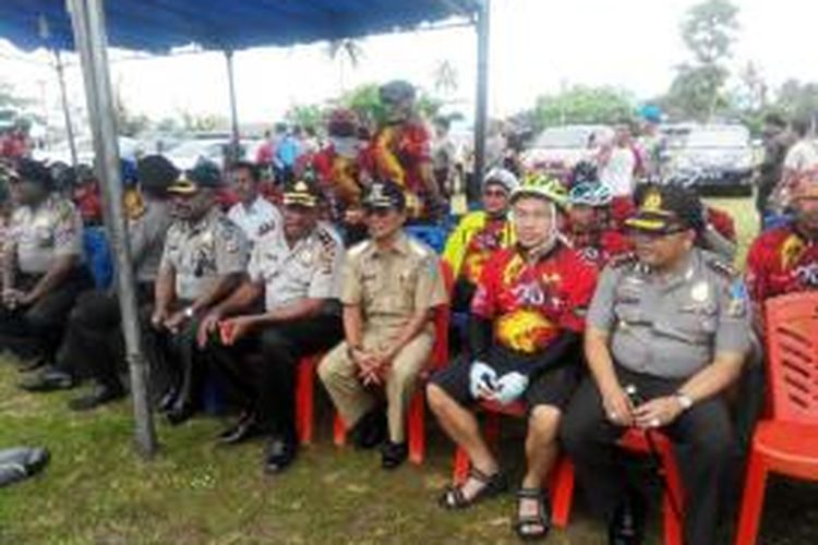 Pemimpin Redaksi harian Kompas Budiman Tanuredjo (kedua dari kanan) dan Wakil Bupati Sarmi Albertus Suripno (ketiga dari kanan) saat melepas tim Jelajah Sepeda Papua di Sarmi, Rabu (3/6/2015).
